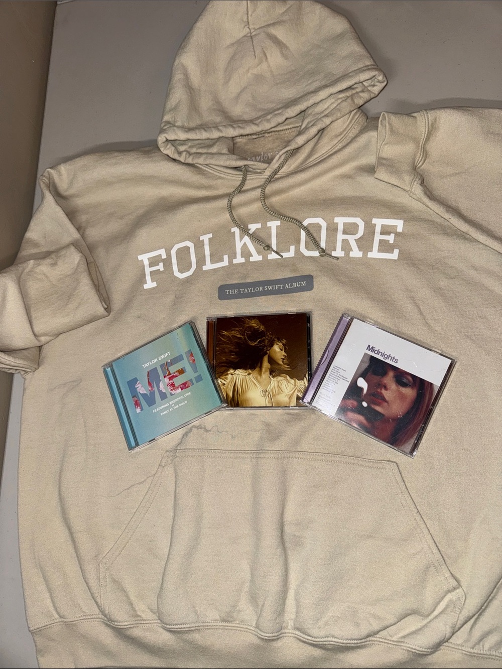 3 Taylor swift CDs and hoodie